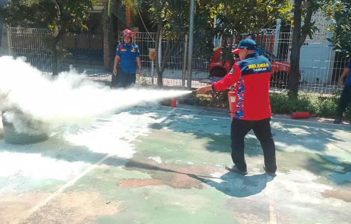 Warga RW 04 Semper Barat Dibekali Ilmu Penanggulangan Kebakaran, Ketua RW: Sangat Bermanfaat dan Dibutuhkan
