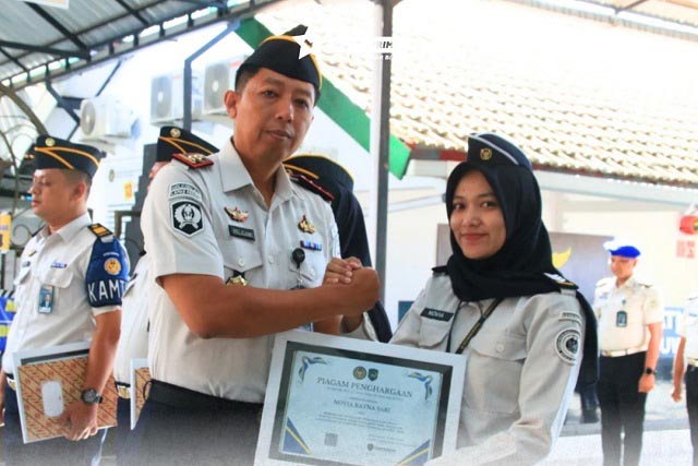 Empat Petugas Lapas Banyuwangi Terima Penghargaan