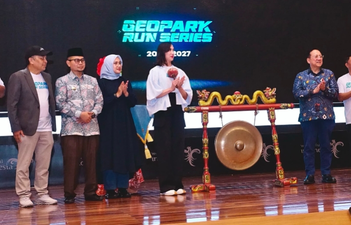Diluncurkan Menpar, Banyuwangi Jadi Titik Awal Geopark Run Series 2026