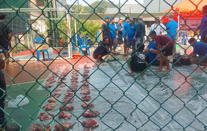 Ketua RW 05 dan Ketua RT 10 Semper Barat Pastikan Distribusi Daging Kurban serta Kebersihan Lingkungan Berjalan Tertib