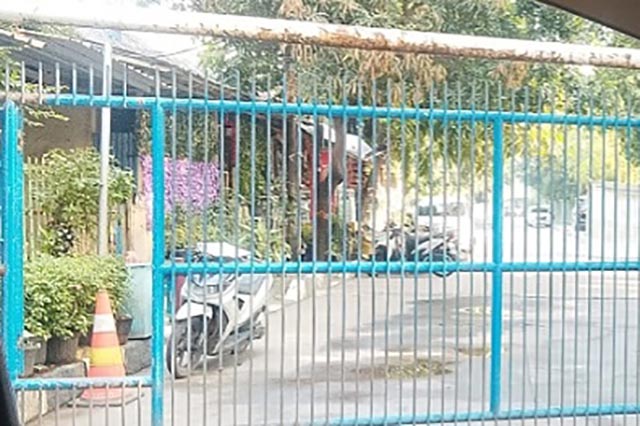 Warga Semper Barat Keluhkan Pembatasan Akses Jalan di Komplek Damkar ke Kantor Kelurahan