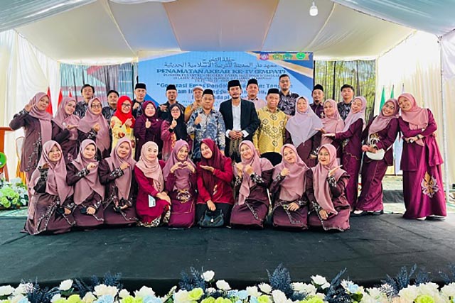 Pimpinan Pondok Pesantren Modern Darul Madinah Wonosari: Jadilah Manusia Akar