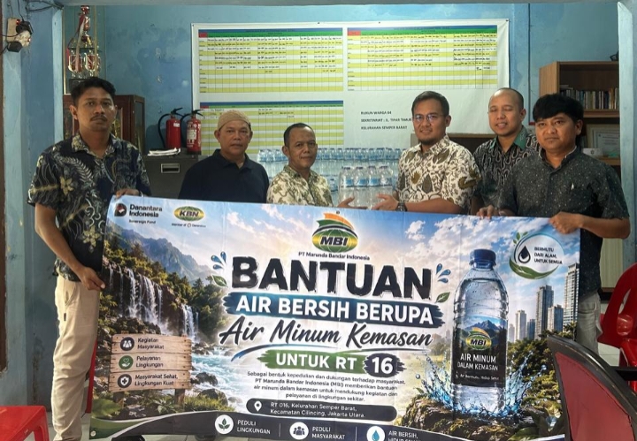 PT MBI Peduli Warga, Salurkan 2.200 Botol Air Mineral untuk Semarak HUT ke-81 RI di RW 04 Semper Barat